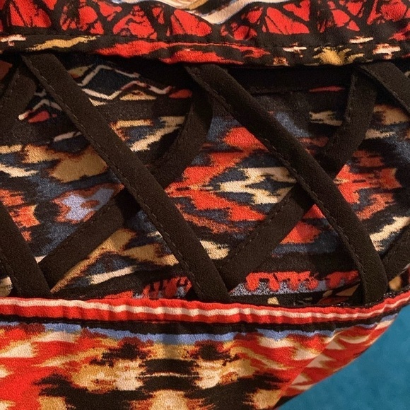 IZ Byer sleeveless blouse with cross cross panel on back. size XS - Picture 3 of 5